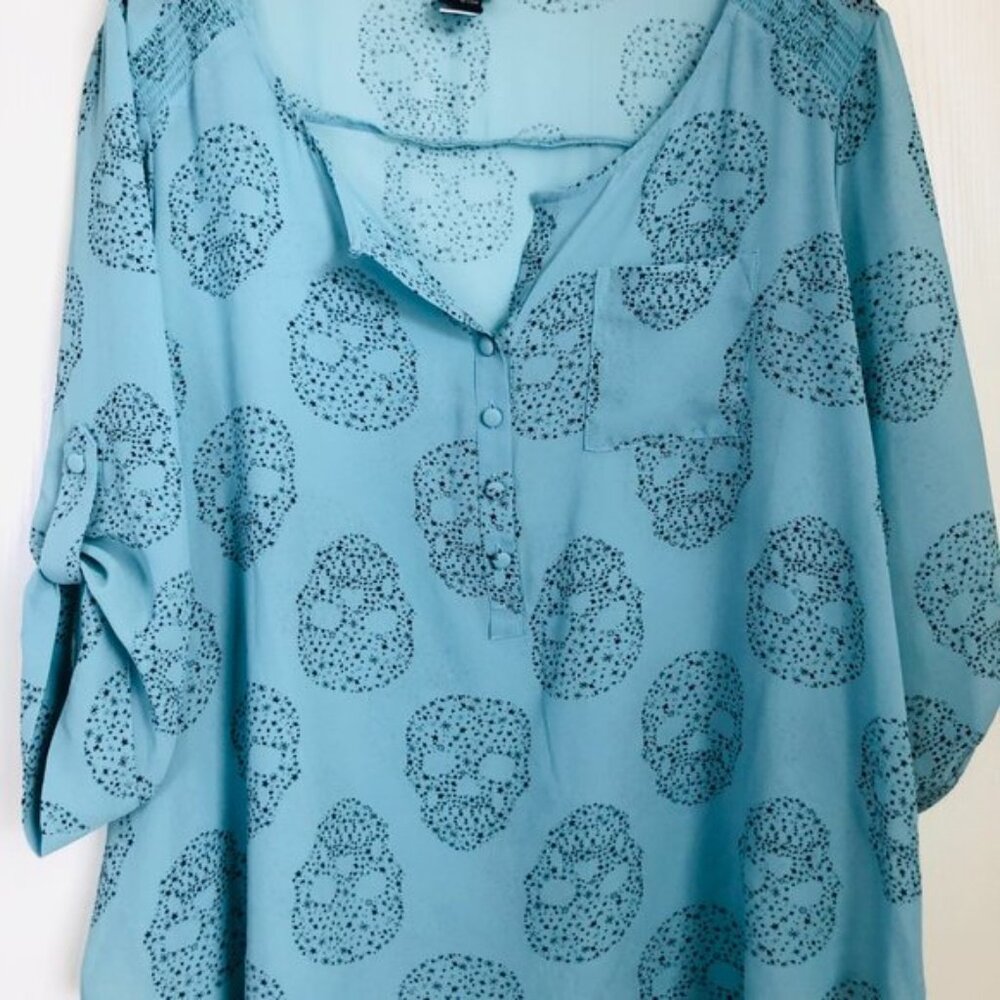 Torrid Blue/Black Starry Skull Chiffon Roll Tab Sleeve Top - Size 0 - Picture 3 of 4